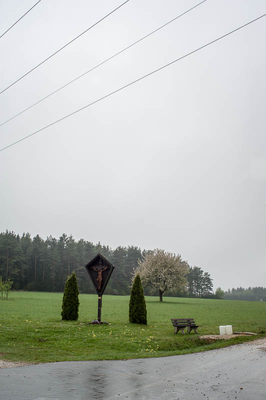 Feldkreuz in grüner Wiese