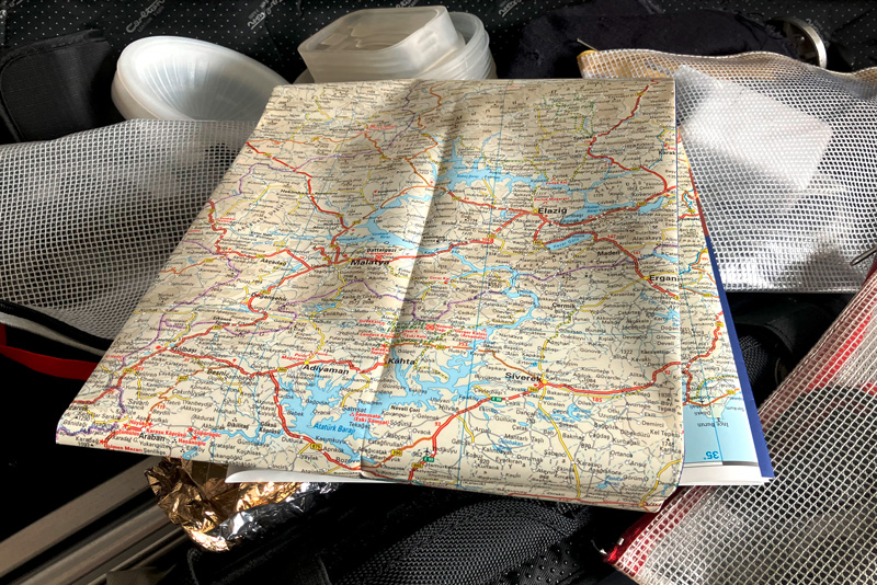 Landkarte in einem Koffer liegend