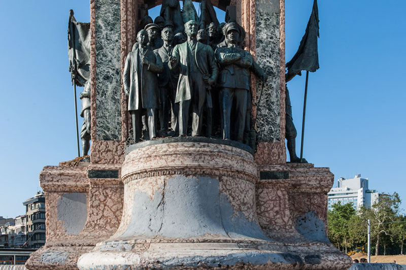 Denkmal der Republik auf dem Taksim Platz, im Vordergrund Atatürk